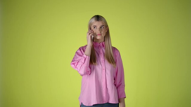 Młoda kobieta czeka na połączenie telefoniczne 