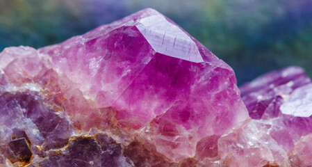 Obraz premium closeup macro view of a amethyst gemstone mineral on background a picture for banner