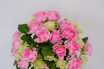 ピンク色のフラワーアレンジメント