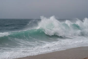 Fototapeta premium Ocean breaks on shore