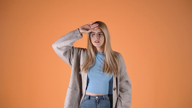 Kobieta żle sie czuje i czyści nos