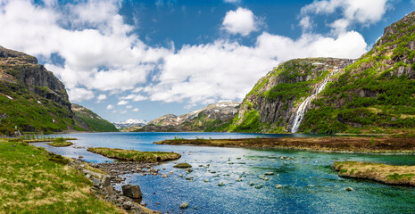 Fototapeta premium Wasserfall an einem See in Norwegen