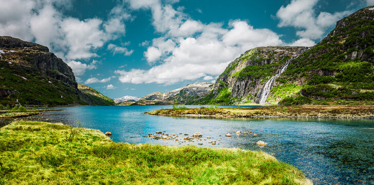 Wasserfall an einem See in Norwegen