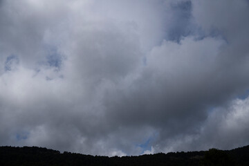 Cielo oscuro muy nublado horizontal 2