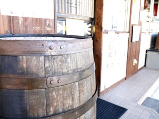 朝の居酒屋の前の樽