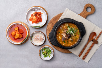 Yangpyeong, hangover soup, sundaeguk, Korean food, bone hangover soup, side dishes, salted shrimp, earthenware, kkakdugi,