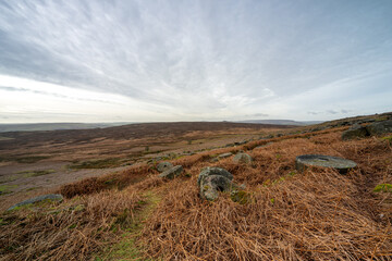 Stanage Edge millstones in the Derbyshire Peak District during winter. - obrazy, fototapety, plakaty