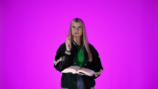 Studentka robi notatki w ksiązce