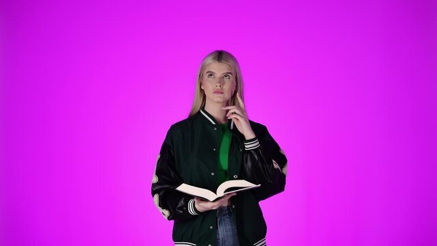 Studentka z ksiażka zastanawia się