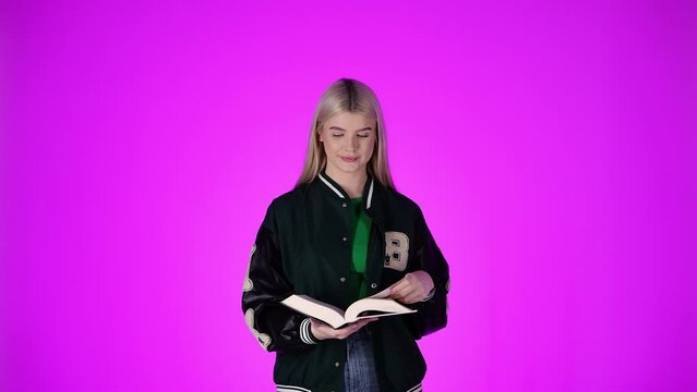 Usmiechnieta studenka przerwaca strone w ksiażce