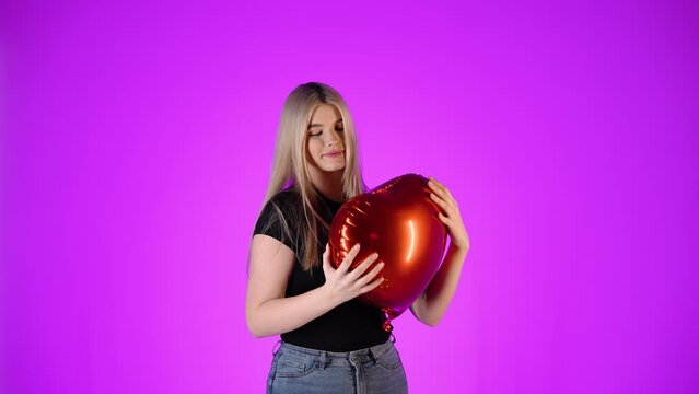 Kobieta z czerwonym balonem w kształcie serca