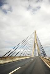 1991 erbaute internationale Brücke über den Fluss Guadiana an der Grenze zwischen Spanien...