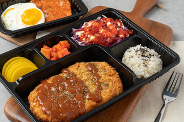 Korean food, braised spicy chicken, pork, kimchi stew, squid, stir-fry, red chili paste jjigae, stir-fried spicy pork, beef brisket, pork cutlet, seafood, soft tofu, side dishes, spicy food, rice,