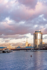 Naklejka premium Bagrationovsky bridge against the background of a beautiful sunset sky with clouds. Moscow. Russia