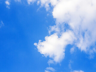 Obraz premium blue sky background with tiny white clouds