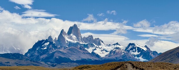 Fototapeta na wymiar iconic patagonia: fitz roy panorama during summer months