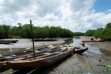 Obraz premium Several fishing canoes docked on the river in the Acupe district in the city of Santo Amaro, Bahia.