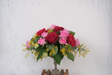 バラとミモザとカーネーションのアレンジメント
