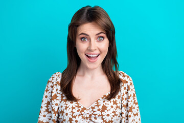Portrait of surprised brunette girlfriend wearing flowers print blouse omg reaction staring you...