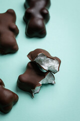 Oursons au chocolat noir et chocolat au lait à la guimauve, bonbons pour enfants, confiserie © Anne DEL SOCORRO