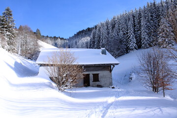 ancienne ferme  dans un paysage de neige située à Abondance en Haute Savoie dans les Alpes