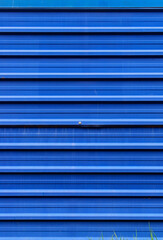Obraz premium Blue corrugated metal plate surrounding wasteland