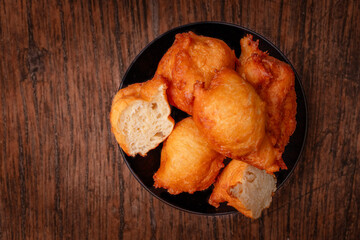 Yeast pancakes on a black plate.