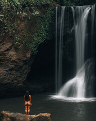 Mujer mirando la cascada © joaquin