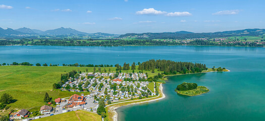 Ausblick auf die Ferienregion am Forggensee nahe Brunnen bei Schwangau im Ostallgäu