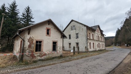 Fototapeta na wymiar kaputtes, altes Bahnhofhaus mit Absperrung
