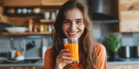 Fototapete Höhenskala Happy young woman drinking carrot juice