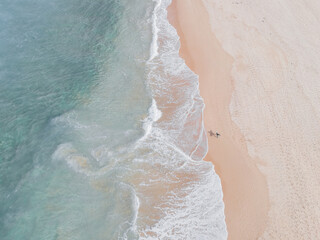 Surfista en la playa, drone estilo pastel