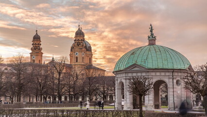 Obraz premium The Diana pavilion temple with statue of Bavaria in the center of the Court Garden residence Garden in Munich timelapse