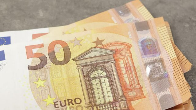 plusieurs billets de l'union europ&eacute;enne, en gros plan	