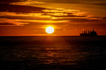 ATARDECER EN EL MAR