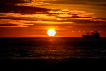 ATARDECER EN EL MAR
