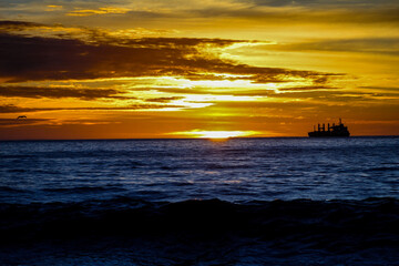 ATARDECER EN EL MAR