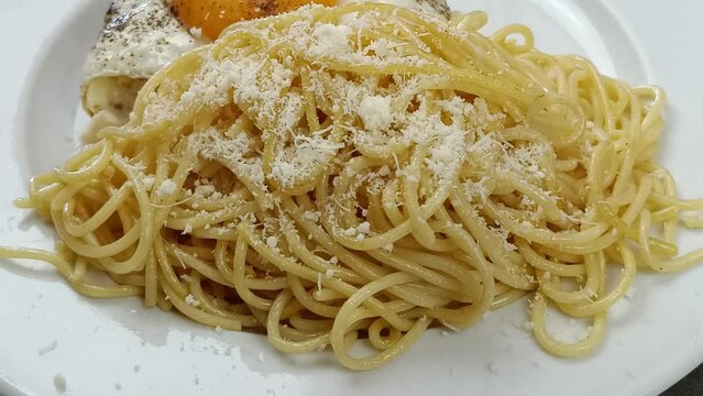 fromage parmesan versez sur des spaghettis