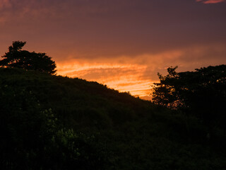 Amanecer en montañas en el campo