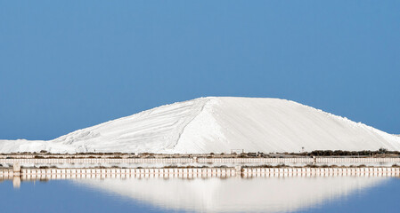 Montagne de sel après la récolte à Aigues Mortes, en Camargue, dans le Sud de la France.