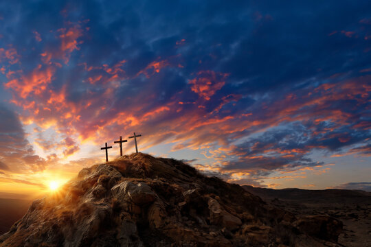 Le Golgotha ou Calvaire, colline située à l'extérieur de Jérusalem, connu pour être le lieu où Jésus a été crucifié. 3 croix en forme de T sur le Golgotha Bible, évangiles nouveau testament © Noble Nature