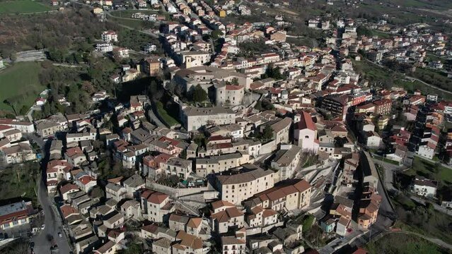 Drone. Gesualdo, Avellino, Italia. Vista del borgo storico. Movimento laterale
