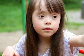 Portrait of beautiful young girl in the park - 731072977