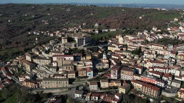 Drone. Gesualdo, Avellino, Italia. Vista del borgo storico. Movimento laterale