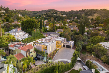 Obraz premium Multi-level hillside home nestled among trees