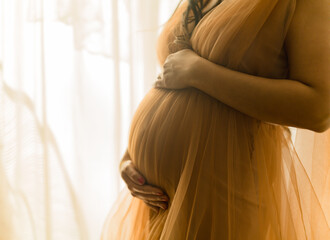 Schwangere Frau im schönen orangenen Kleid