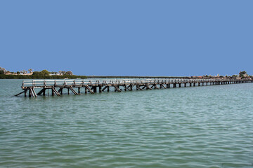 Passerelle sur le lac réservé aux pécheurs