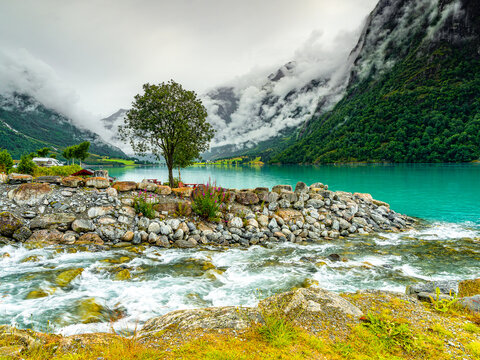 Briksdalbreen Gletscher bei Olden in Fjord Norwegen