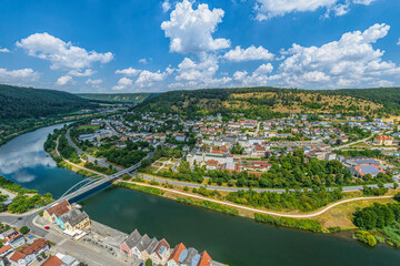 Die Stadt Riedenburg im niederbayerischen Altmühltal von oben, Blick auf die Stadtbezirke östlich...