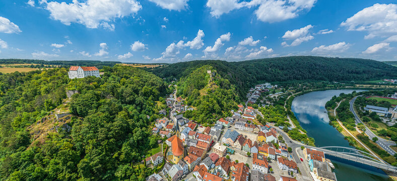 Ausblick auf Riedenburg im Naturpark Altm&uuml;hltal, Altstadt, Rosenburg, Ruinen Rabenstein und Tachenstein
